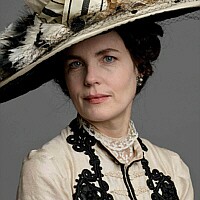 Elizabeth McGovern as Caroline Saunders